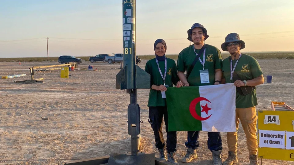 Membres de l’équipe SkyDz célébrant le succès du lancement, avec le soutien d’Atlas Matelas, sponsor officiel du projet.